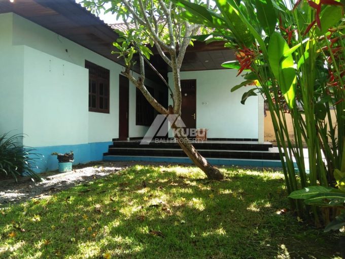 KBP0337 – West of bypass and closed to Bali mandara Hospital. Simple house with huge garden, quite and safe area.