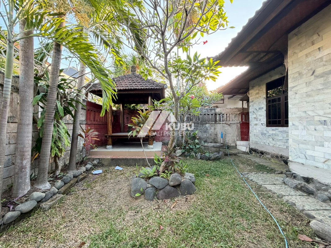 KBP1690 Cleand And Bright House located on good location .  This one-story property comprises 3 bedrooms and 2 bathrooms , rented with unfurnish , have a beautifull garden.