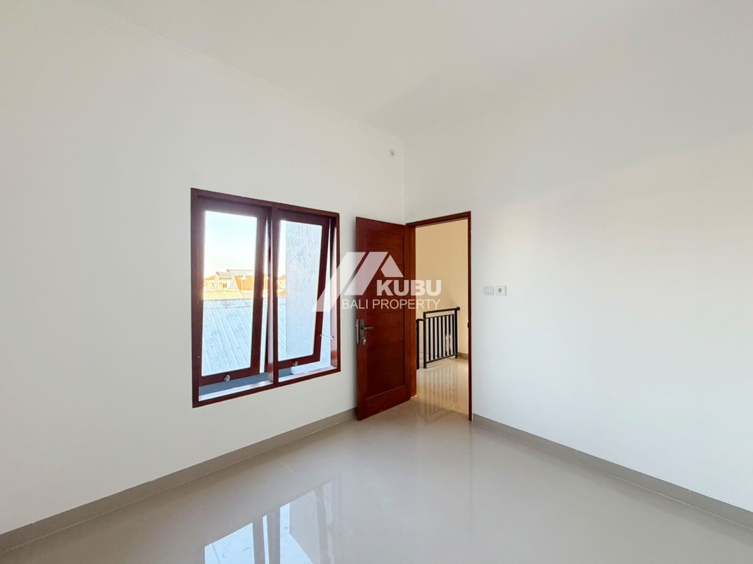 KBP1664 A brand-new house with a minimalist design, located within a residential complex.