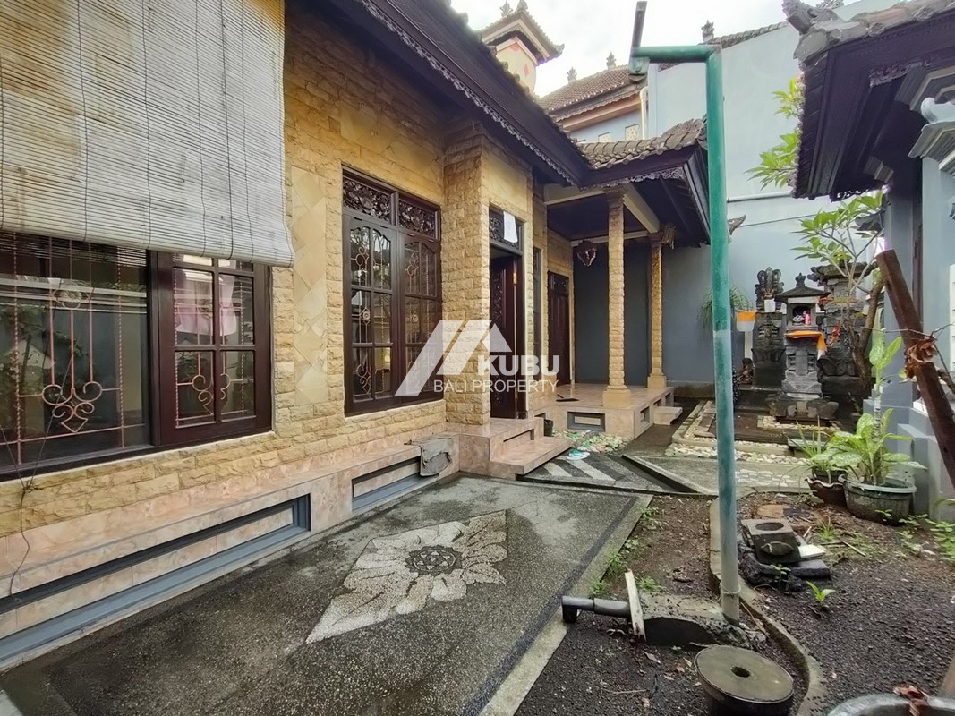 KBP0279  Simple house with 3 bedrooms in sanur area.