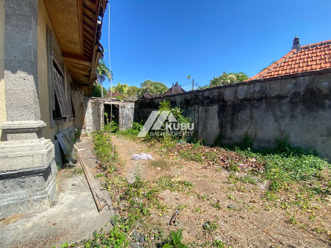 KBP1727 Spacious 2-bedroom House located in a quiet Sanur BeachsideArea.